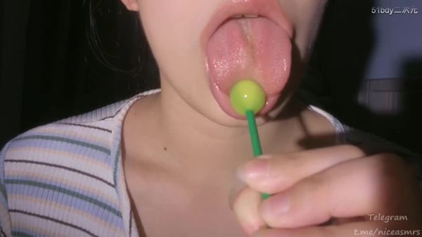 菜菜cyl不好吃 舔吃绿色棒棒糖