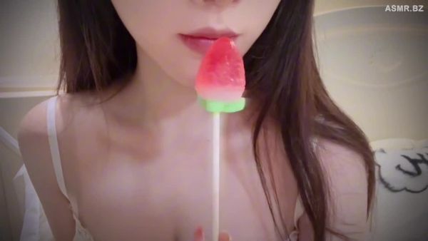 一条小糖糖 舔吃棒棒糖